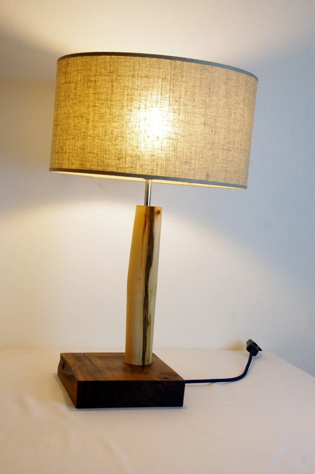 Pied de lampe en bois tourné Pied de lampe artisanal Pied de lampe de chevet Luminaire Décoration intérieure Original Design Rustique Élégant Unique Noyer Erable Assemblage tenon mortaise Bois massif