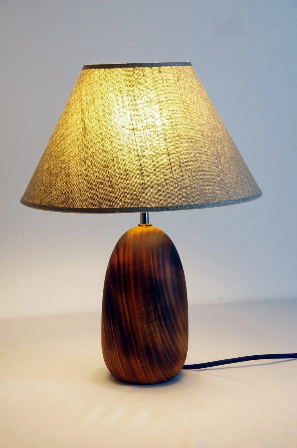 Pied de Lampe n°14 3 Pied de lampe en bois tourné Pied de lampe artisanal Pied de lampe de chevet Luminaire Décoration intérieure Original Design Rustique Élégant Unique Erable brûlé shou sugi ban Yakisugi Bois massif