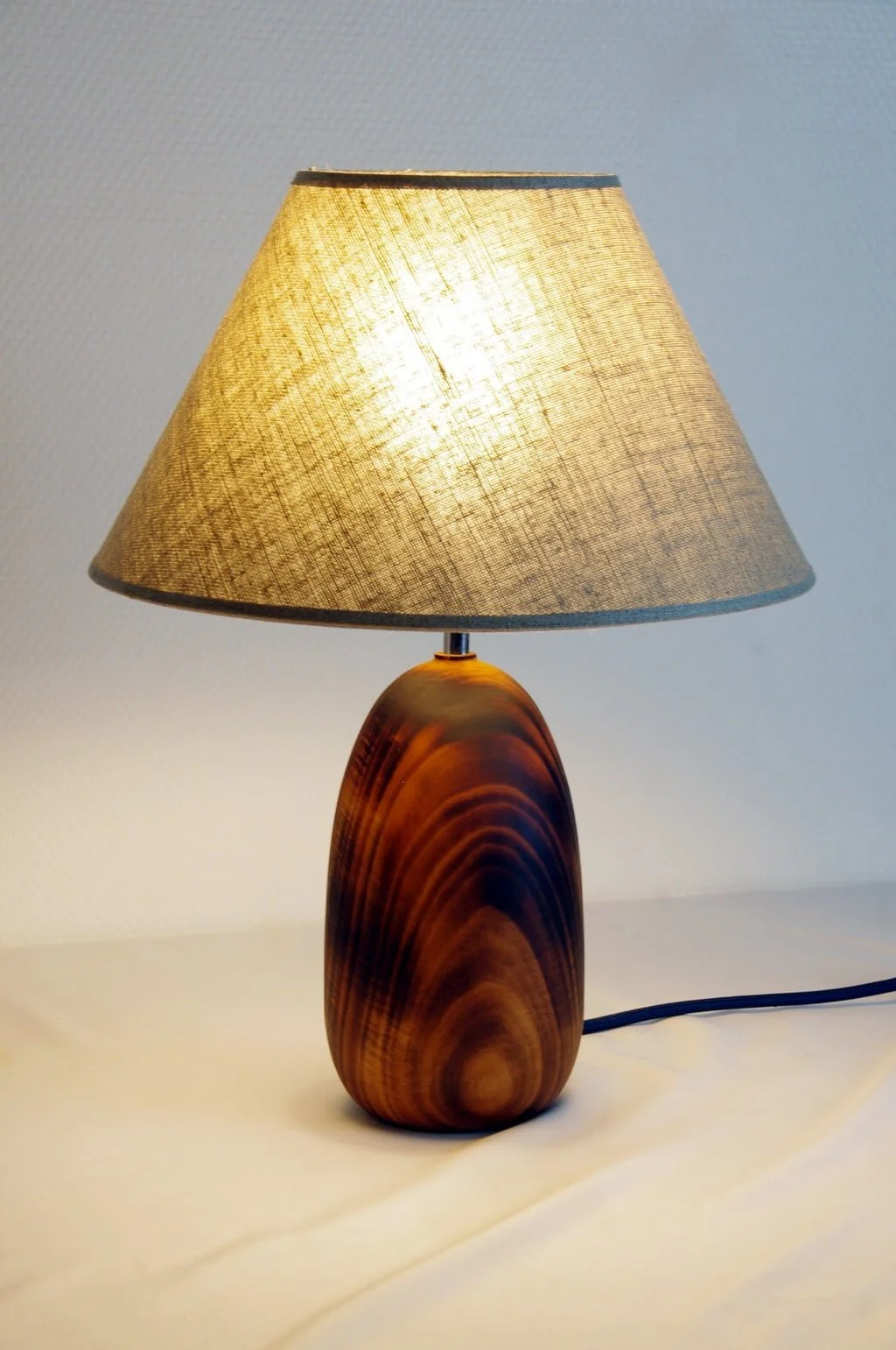 Pied de Lampe n°14 1 Pied de lampe en bois tourné Pied de lampe artisanal Pied de lampe de chevet Luminaire Décoration intérieure Original Design Rustique Élégant Unique Erable brûlé shou sugi ban Yakisugi Bois massif