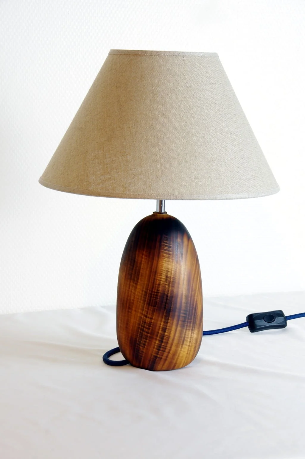 Pied de Lampe n°14 4 Pied de lampe en bois tourné Pied de lampe artisanal Pied de lampe de chevet Luminaire Décoration intérieure Original Design Rustique Élégant Unique Erable brûlé shou sugi ban Yakisugi Bois massif