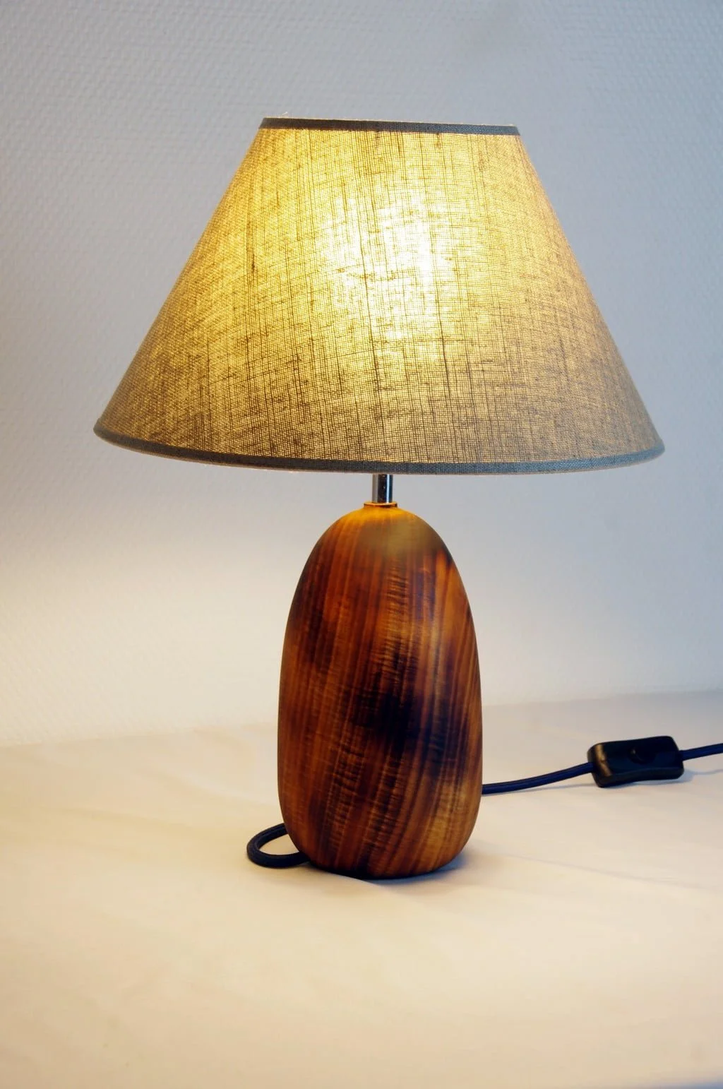 Pied de Lampe n°14 2 Pied de lampe en bois tourné Pied de lampe artisanal Pied de lampe de chevet Luminaire Décoration intérieure Original Design Rustique Élégant Unique Erable brûlé shou sugi ban Yakisugi Bois massif