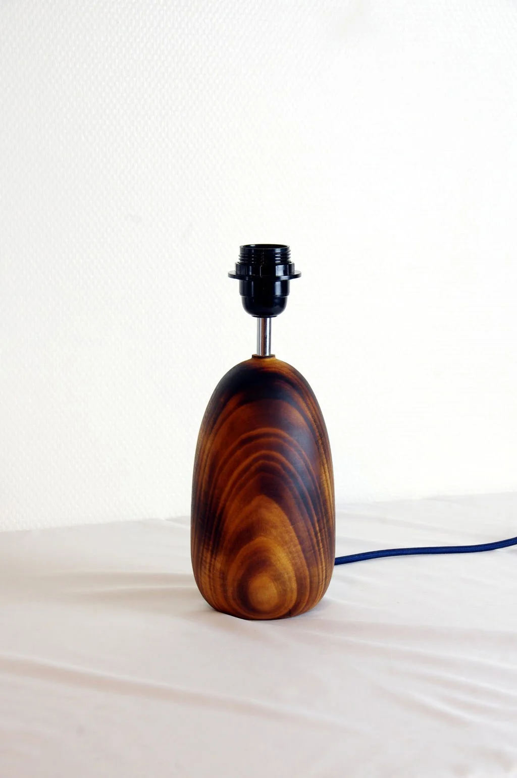 Pied de Lampe n°14 5 Pied de lampe en bois tourné Pied de lampe artisanal Pied de lampe de chevet Luminaire Décoration intérieure Original Design Rustique Élégant Unique Erable brûlé shou sugi ban Yakisugi Bois massif