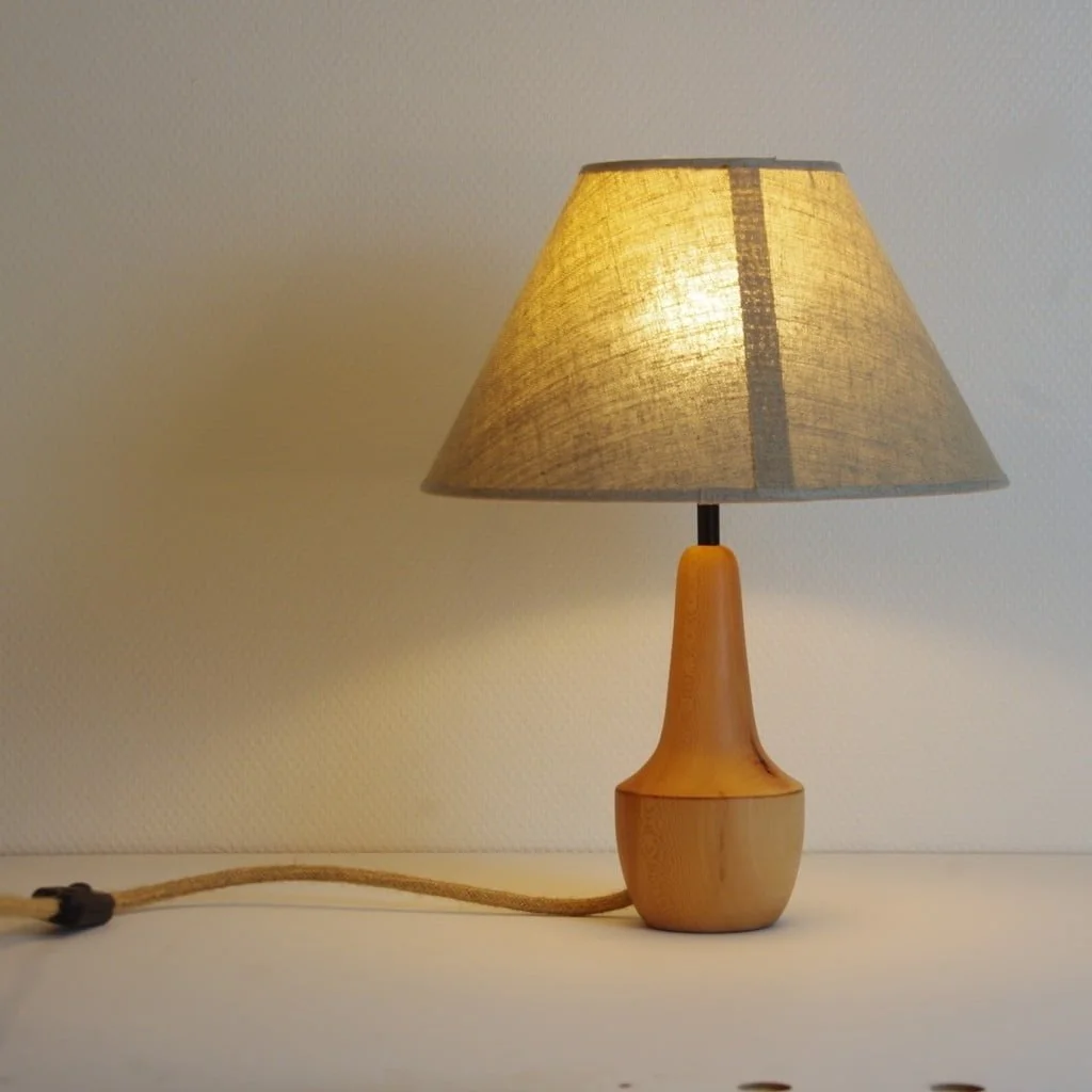 Pied de lampe en bois tourné Pied de lampe artisanal Pied de lampe de chevet Luminaire Décoration intérieure Original Design Rustique Élégant Unique Cormier Bois massif