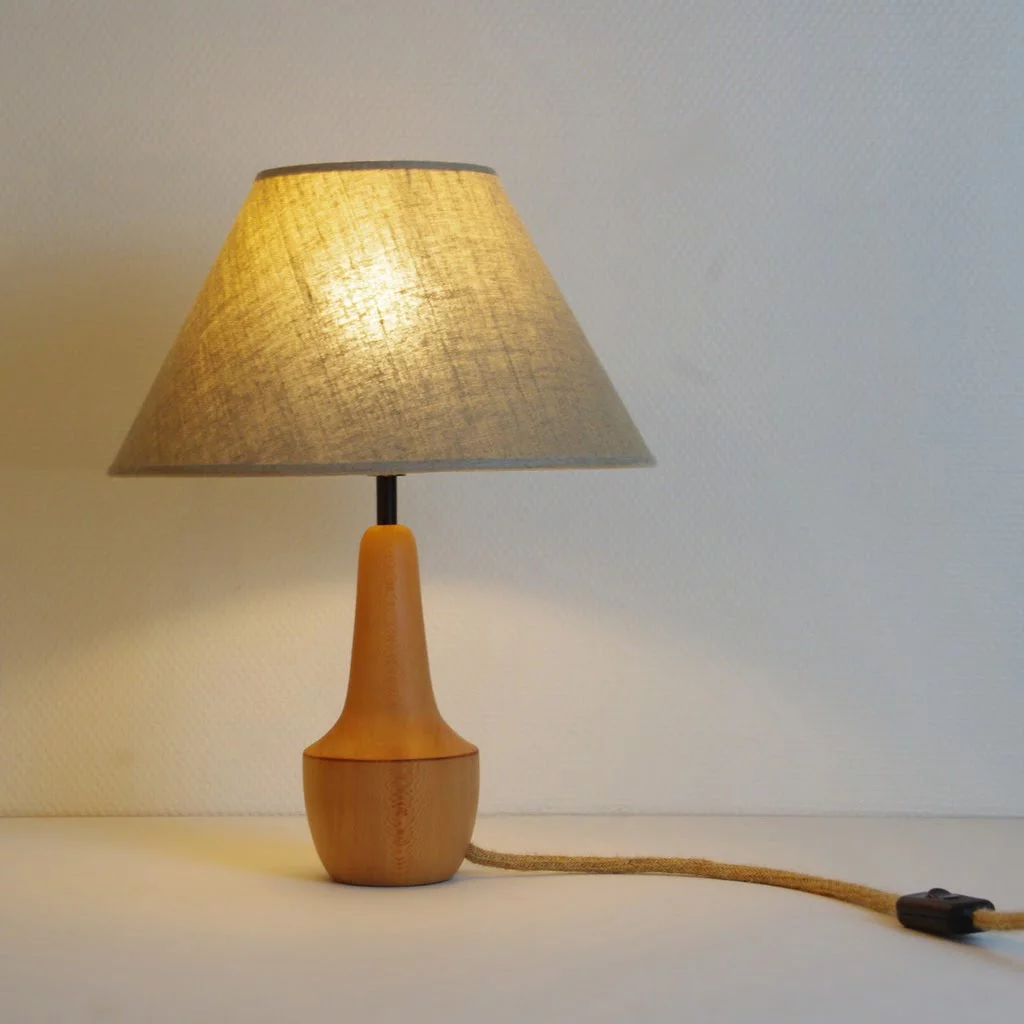 Pied de lampe en bois tourné Pied de lampe artisanal Pied de lampe de chevet Luminaire Décoration intérieure Original Design Rustique Élégant Unique Cormier Bois massif