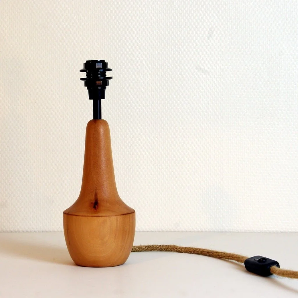Pied de lampe en bois tourné Pied de lampe artisanal Pied de lampe de chevet Luminaire Décoration intérieure Original Design Rustique Élégant Unique Cormier Bois massif