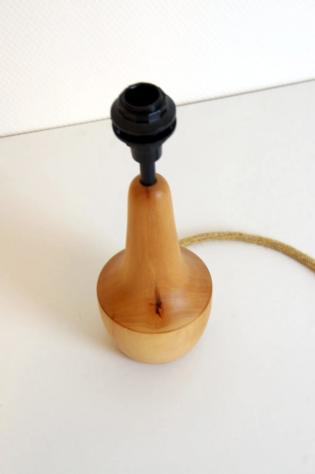 Pied de lampe en bois tourné Pied de lampe artisanal Pied de lampe de chevet Luminaire Décoration intérieure Original Design Rustique Élégant Unique Cormier Bois massif