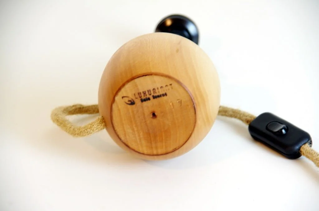 Pied de lampe en bois tourné Pied de lampe artisanal Pied de lampe de chevet Luminaire Décoration intérieure Original Design Rustique Élégant Unique Cormier Bois massif Estampillé