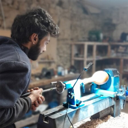 Atelier tournage sur bois, fabrication de pieds de lampe en bois, tour à bois, méthode traditionnelle