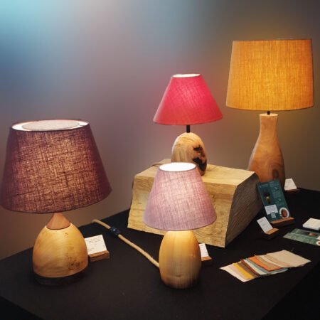 Collection de pieds de lampes artisanaux en bois tourné et abat-jour en lin fait a la main gamme de produits