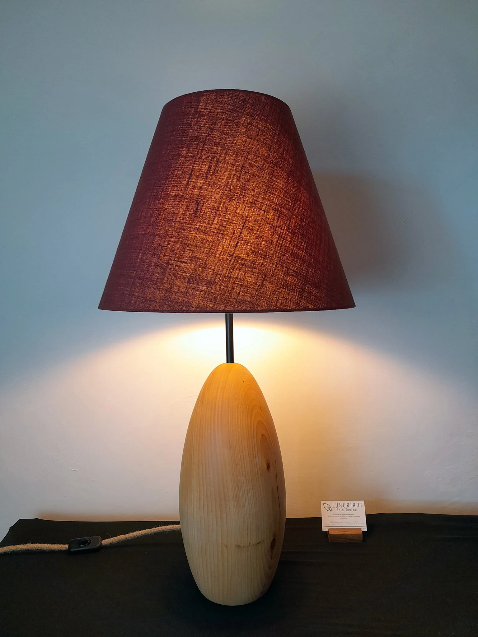 Pied de lampe en bois tourné. Pied de lampe artisanal. Pied de lampe à poser. Luminaire Décoration intérieure Original Tilleul Design Rustique Élégant Unique chaleureux abat-jour en lin fait-main.