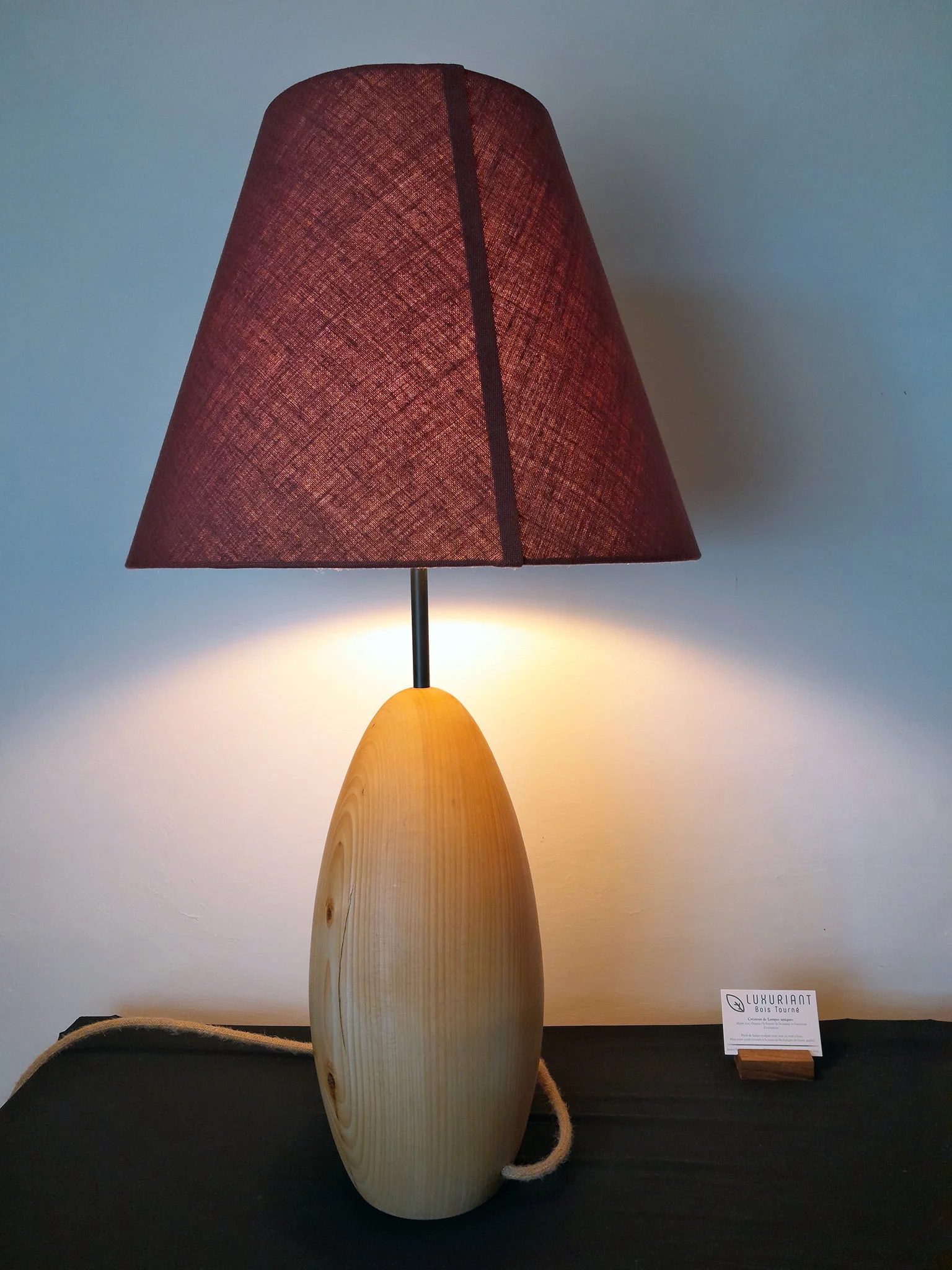 Pied de lampe en bois tourné. Pied de lampe artisanal. Pied de lampe à poser. Luminaire Décoration intérieure Original Tilleul Design Rustique Élégant Unique chaleureux abat-jour en lin fait-main.