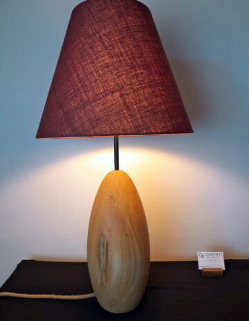 Pied de lampe en bois tourné. Pied de lampe artisanal. Pied de lampe à poser. Luminaire Décoration intérieure Original Tilleul Design Rustique Élégant Unique chaleureux abat-jour en lin fait-main.