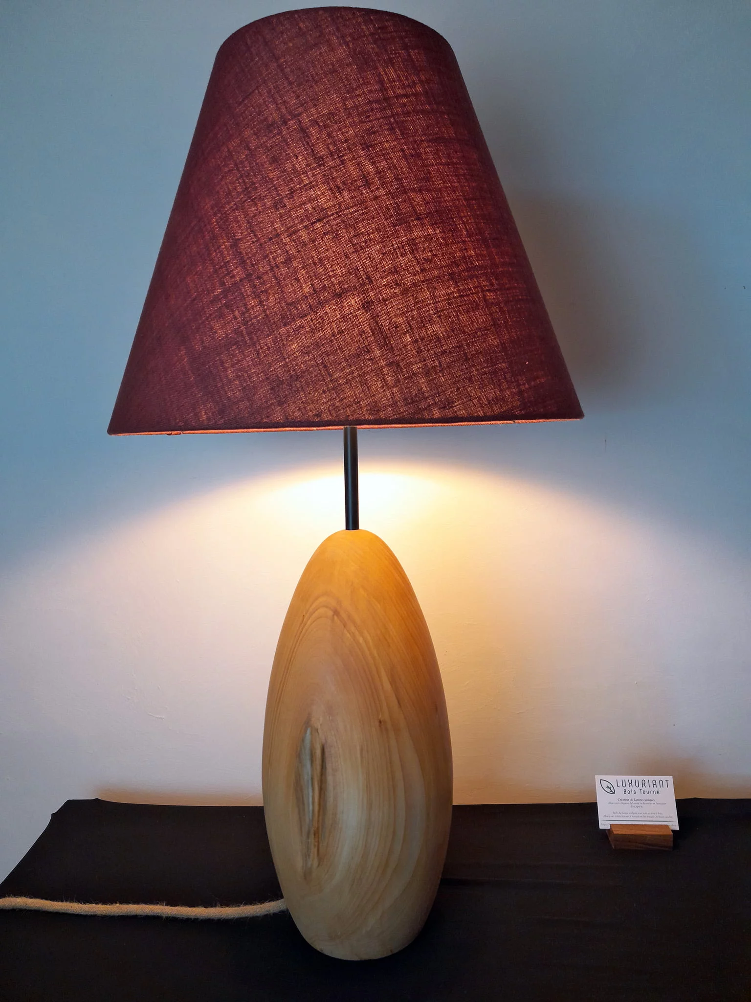 Pied de lampe en bois tourné. Pied de lampe artisanal. Pied de lampe à poser. Luminaire Décoration intérieure Original Tilleul Design Rustique Élégant Unique chaleureux abat-jour en lin fait-main.