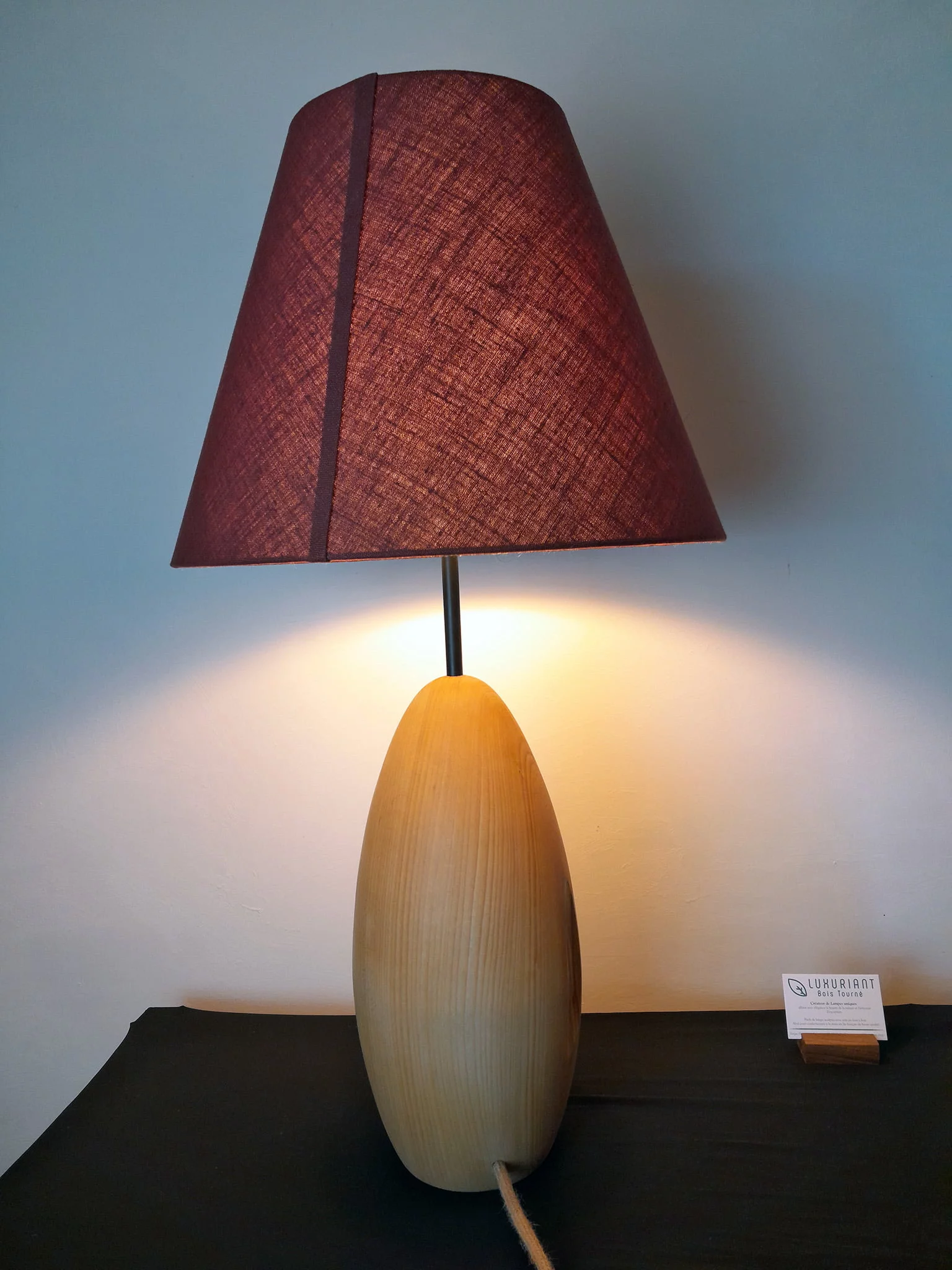 Pied de lampe en bois tourné. Pied de lampe artisanal. Pied de lampe à poser. Luminaire Décoration intérieure Original Tilleul Design Rustique Élégant Unique chaleureux abat-jour en lin fait-main.