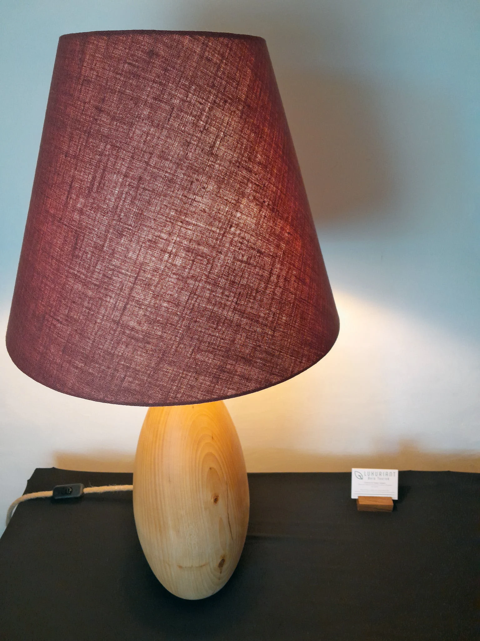 Pied de lampe en bois tourné. Pied de lampe artisanal. Pied de lampe à poser. Luminaire Décoration intérieure Original Tilleul Design Rustique Élégant Unique chaleureux abat-jour en lin fait-main.