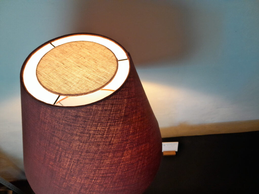 Pied de lampe en bois tourné. Pied de lampe artisanal. Pied de lampe à poser. Luminaire Décoration intérieure Original Tilleul Design Rustique Élégant Unique chaleureux abat-jour en lin fait-main.