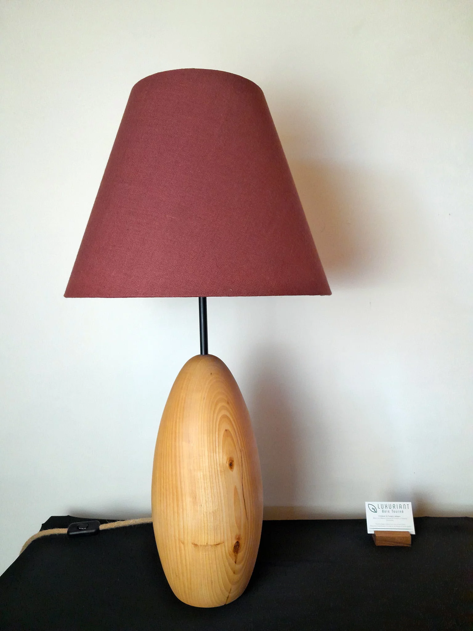 Pied de lampe en bois tourné. Pied de lampe artisanal. Pied de lampe à poser. Luminaire Décoration intérieure Original Tilleul Design Rustique Élégant Unique chaleureux abat-jour en lin fait-main.