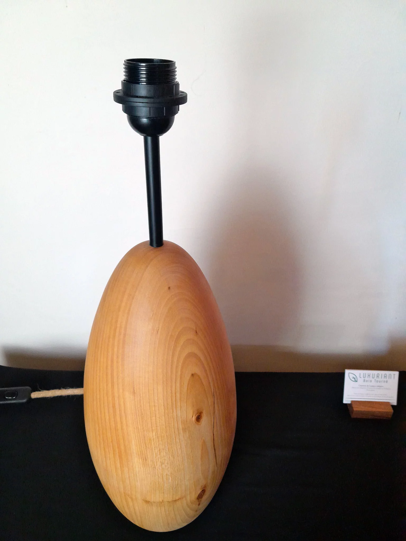 Pied de lampe en bois tourné. Pied de lampe artisanal. Pied de lampe à poser. Luminaire Décoration intérieure Original Tilleul Design Rustique Élégant Unique chaleureux
