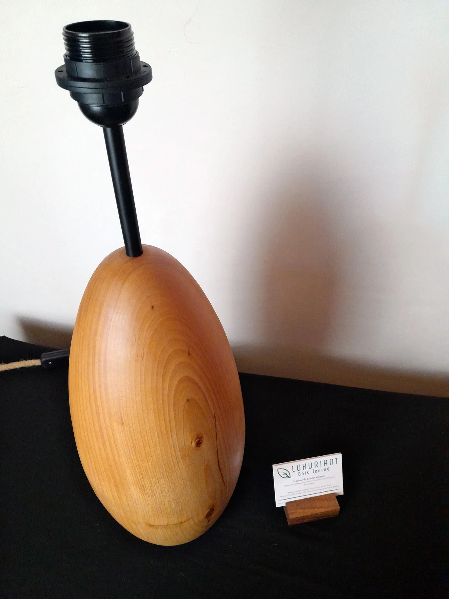 Pied de lampe en bois tourné. Pied de lampe artisanal. Pied de lampe à poser. Luminaire Décoration intérieure Original Tilleul Design Rustique Élégant Unique chaleureux