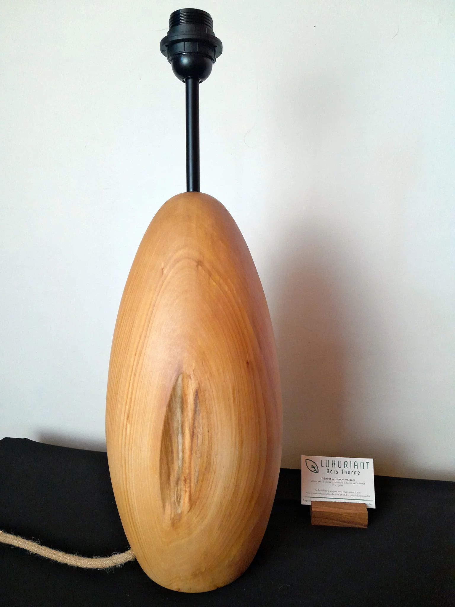 Pied de lampe en bois tourné. Pied de lampe artisanal. Pied de lampe à poser. Luminaire Décoration intérieure Original Tilleul Design Rustique Élégant Unique chaleureux