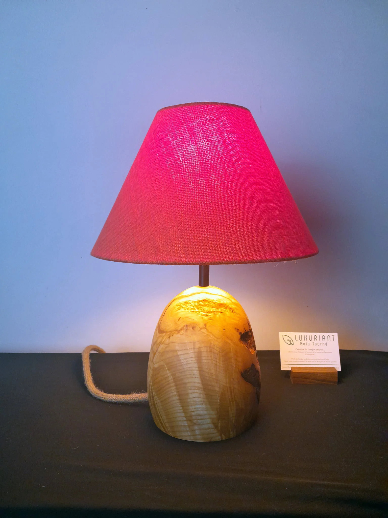 Pied de lampe en bois tourné. Pied de lampe artisanal. Pied de lampe à poser. Luminaire Décoration intérieure Original. Fourche de Frêne. Design Rustique Élégant Unique chaleureux. Abat-jour en lin fait-main.