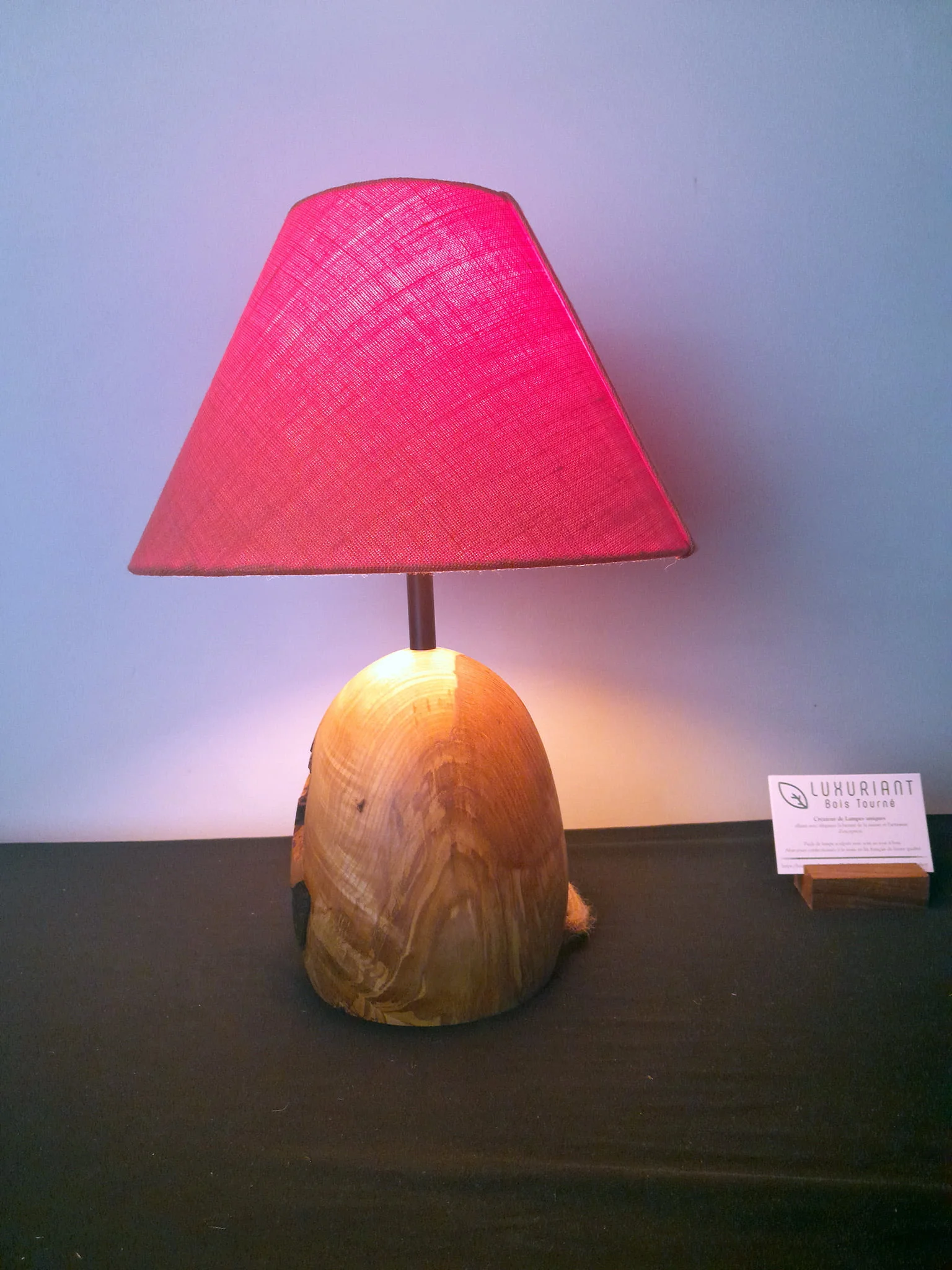 Pied de lampe en bois tourné. Pied de lampe artisanal. Pied de lampe à poser. Luminaire Décoration intérieure Original. Fourche de Frêne. Design Rustique Élégant Unique chaleureux. Abat-jour en lin fait-main.