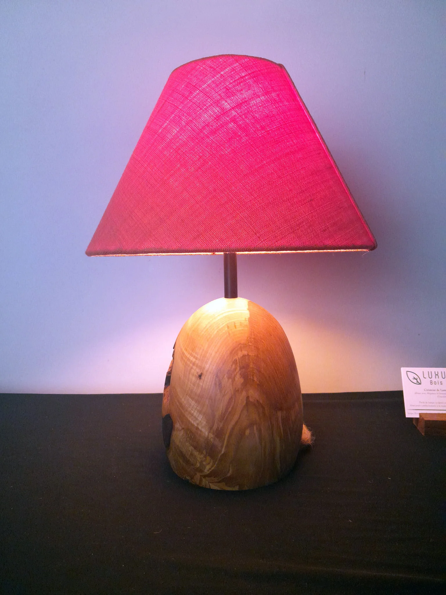 Pied de lampe en bois tourné. Pied de lampe artisanal. Pied de lampe à poser. Luminaire Décoration intérieure Original. Fourche de Frêne. Design Rustique Élégant Unique chaleureux. Abat-jour en lin fait-main.