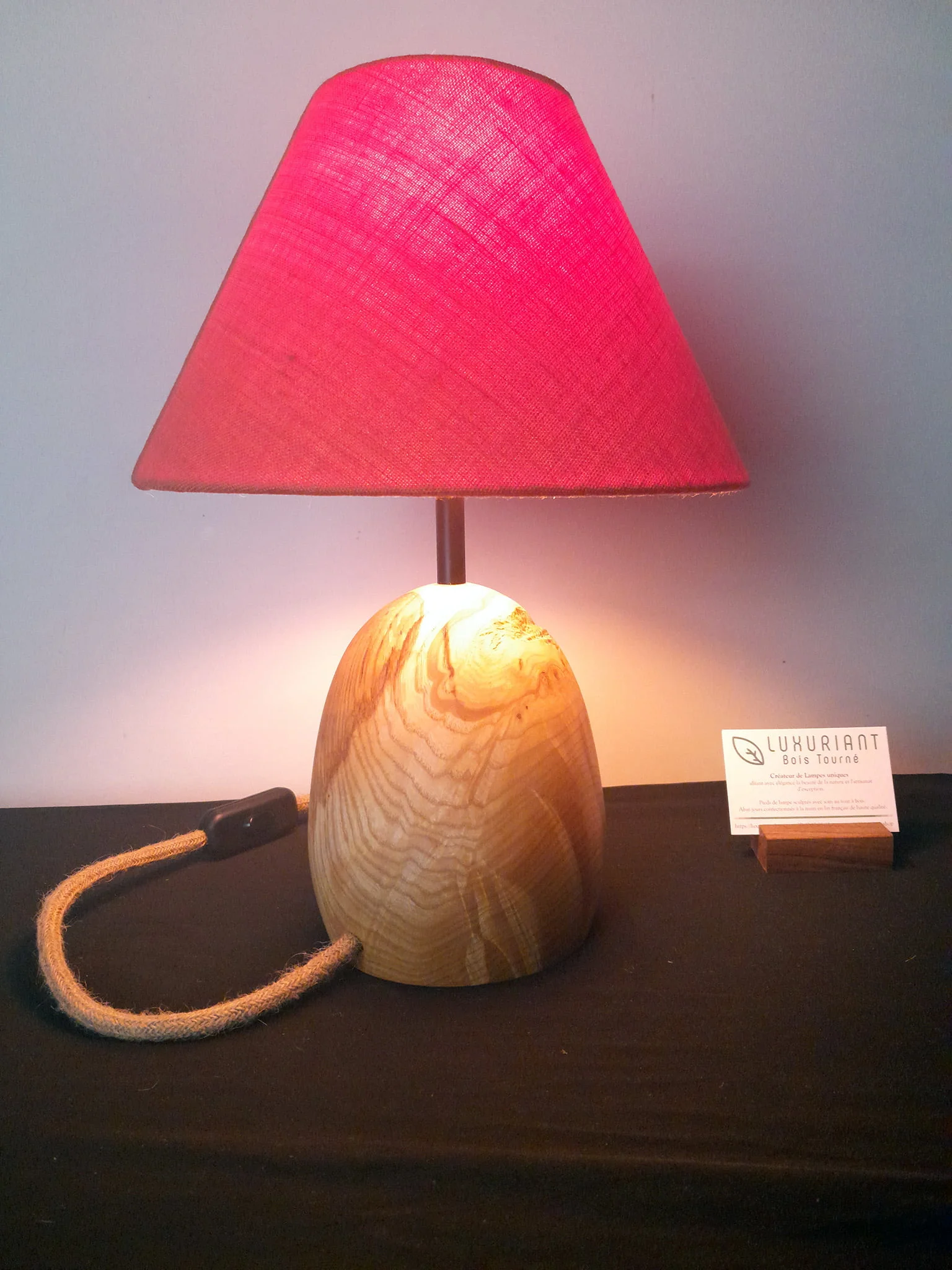 Pied de lampe en bois tourné. Pied de lampe artisanal. Pied de lampe à poser. Luminaire Décoration intérieure Original. Fourche de Frêne. Design Rustique Élégant Unique chaleureux. Abat-jour en lin fait-main.