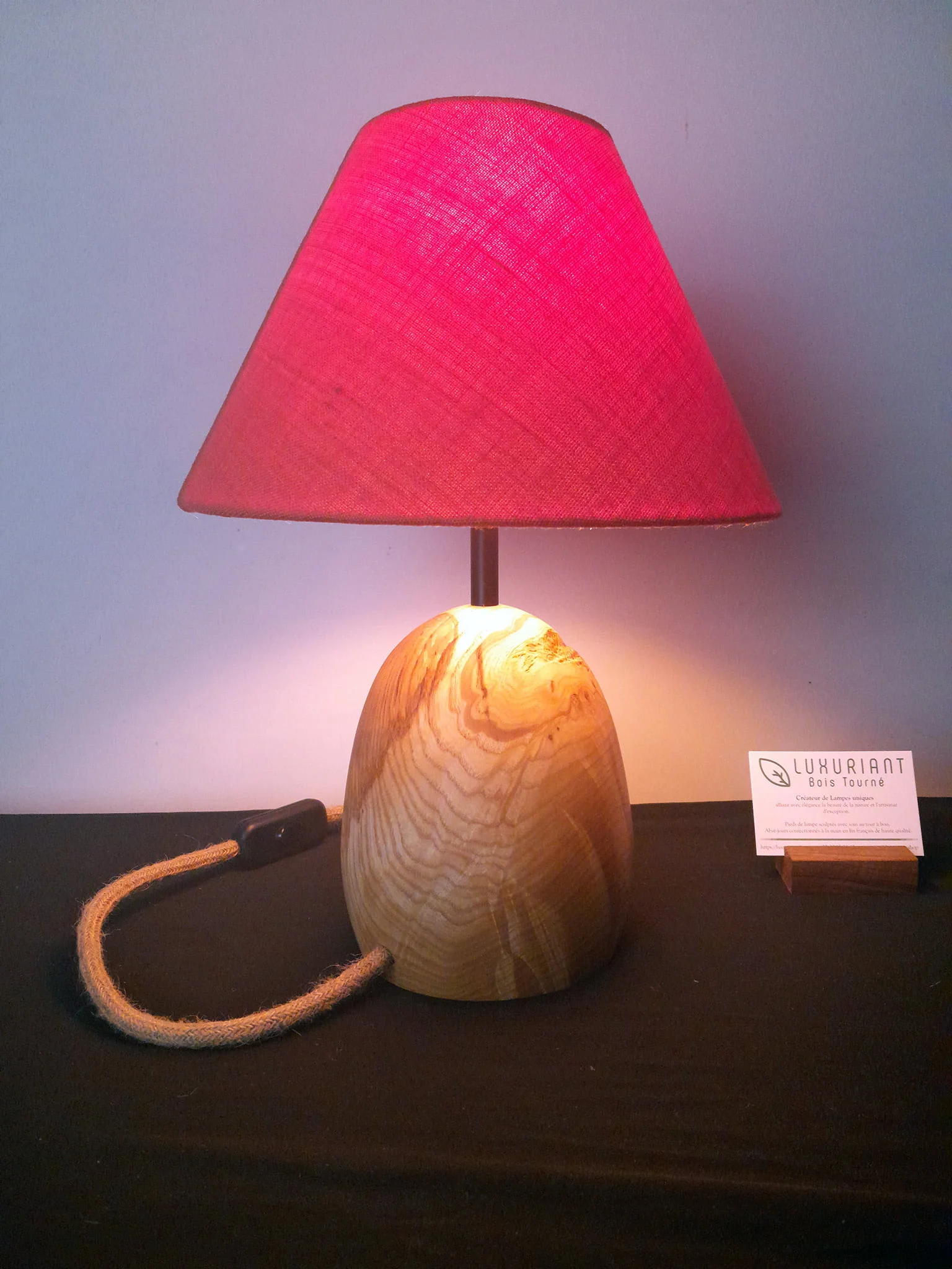 Pied de lampe en bois tourné. Pied de lampe artisanal. Pied de lampe à poser. Luminaire Décoration intérieure Original. Fourche de Frêne. Design Rustique Élégant Unique chaleureux. Abat-jour en lin fait-main.