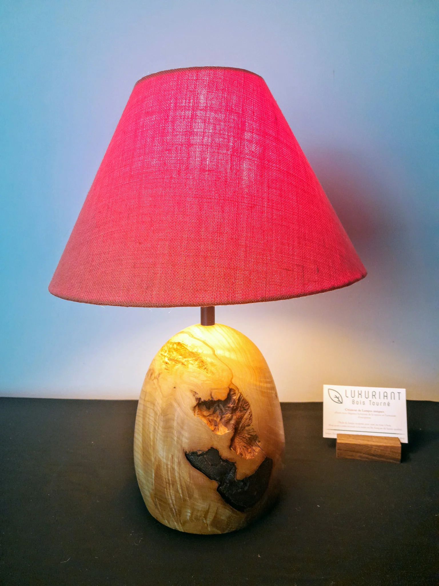 Pied de lampe en bois tourné. Pied de lampe artisanal. Pied de lampe à poser. Luminaire Décoration intérieure Original. Fourche de Frêne. Design Rustique Élégant Unique chaleureux. Abat-jour en lin fait-main.