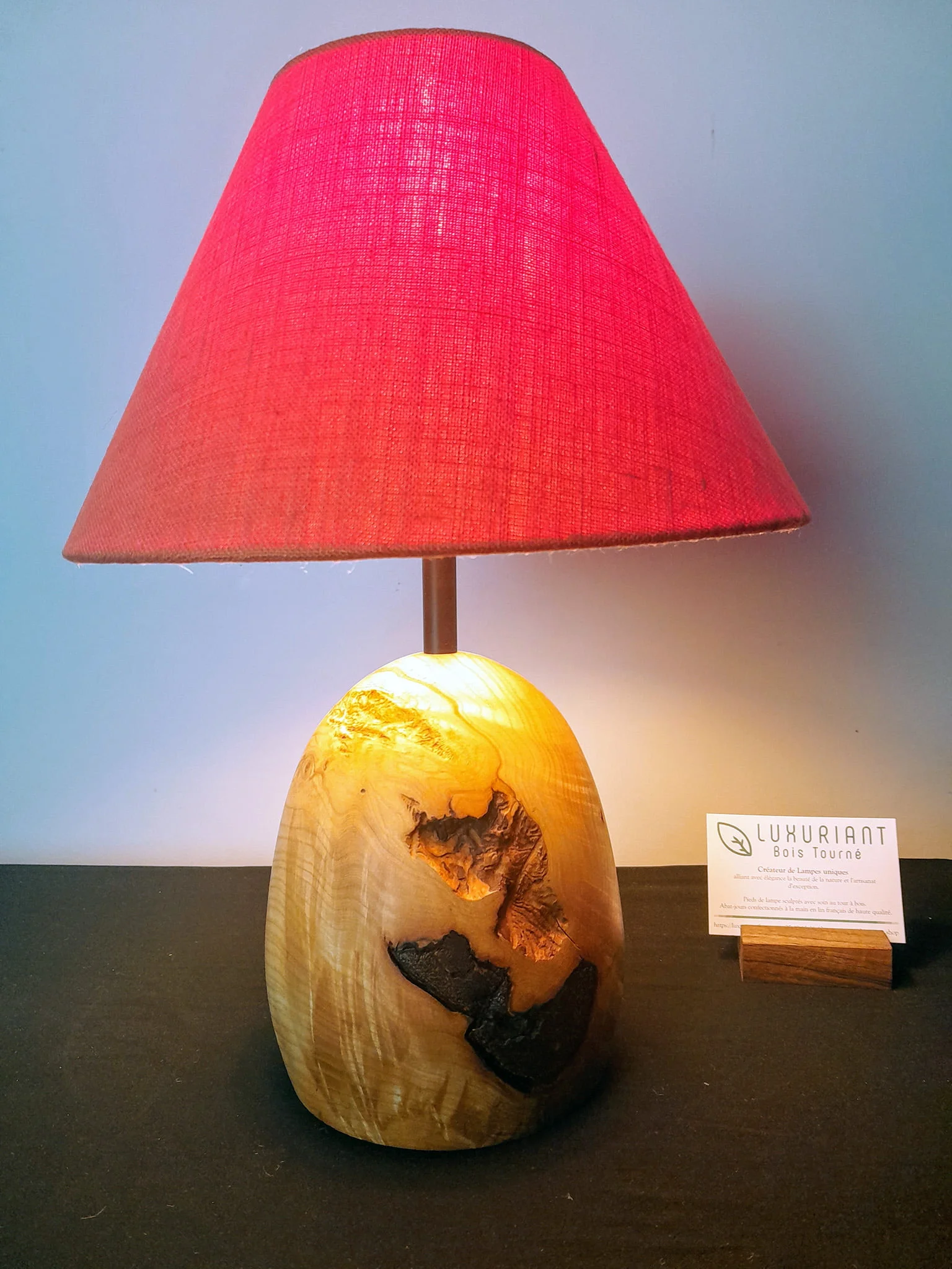 Pied de lampe en bois tourné. Pied de lampe artisanal. Pied de lampe à poser. Luminaire Décoration intérieure Original. Fourche de Frêne. Design Rustique Élégant Unique chaleureux. Abat-jour en lin fait-main.