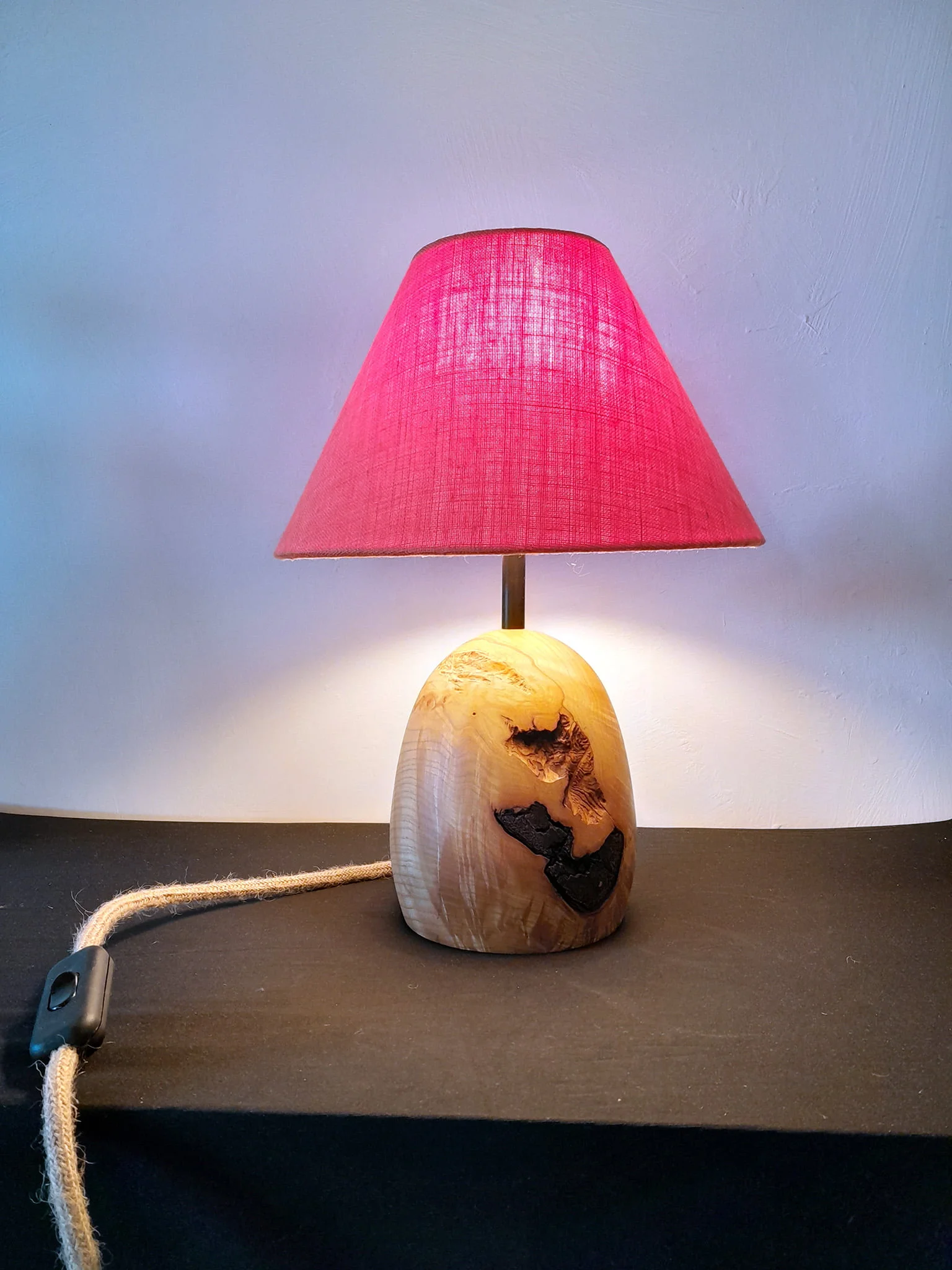 Pied de lampe en bois tourné. Pied de lampe artisanal. Pied de lampe à poser. Luminaire Décoration intérieure Original. Fourche de Frêne. Design Rustique Élégant Unique chaleureux. Abat-jour en lin fait-main.