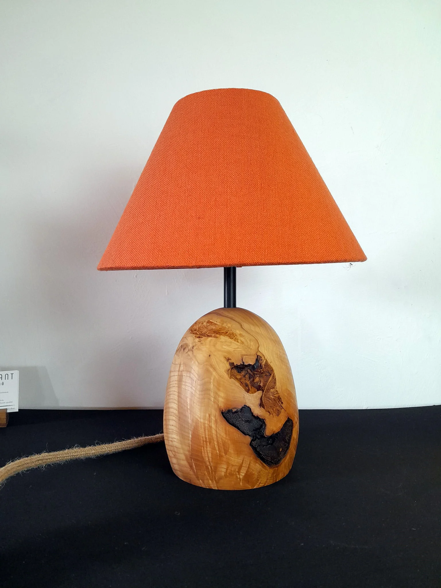 Pied de lampe en bois tourné. Pied de lampe artisanal. Pied de lampe à poser. Luminaire Décoration intérieure Original. Fourche de Frêne. Design Rustique Élégant Unique chaleureux. Abat-jour en lin fait-main.