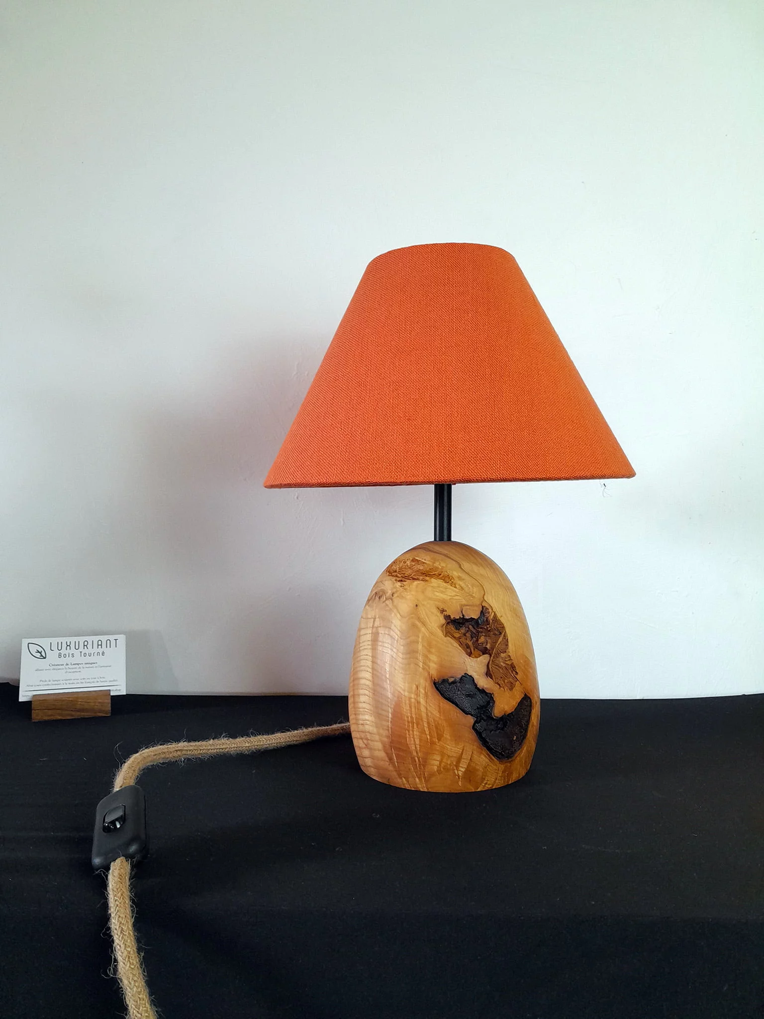 Pied de lampe en bois tourné. Pied de lampe artisanal. Pied de lampe à poser. Luminaire Décoration intérieure Original. Fourche de Frêne. Design Rustique Élégant Unique chaleureux. Abat-jour en lin fait-main.