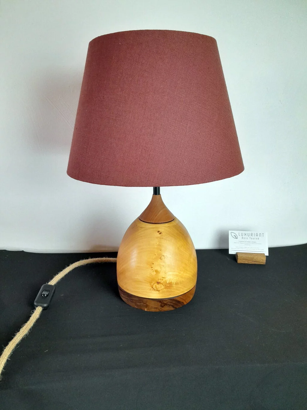 Pied de lampe en bois tourné. Pied de lampe artisanal. Pied de lampe à poser. Luminaire Décoration intérieure Original. Bois massif, assemblage, tenon mortaise, noyer, erable, cormier. Design Rustique Élégant Unique chaleureux. Abat-jour en lin fait-main. terre et sienne, voilage sienne. lampe éteinte.