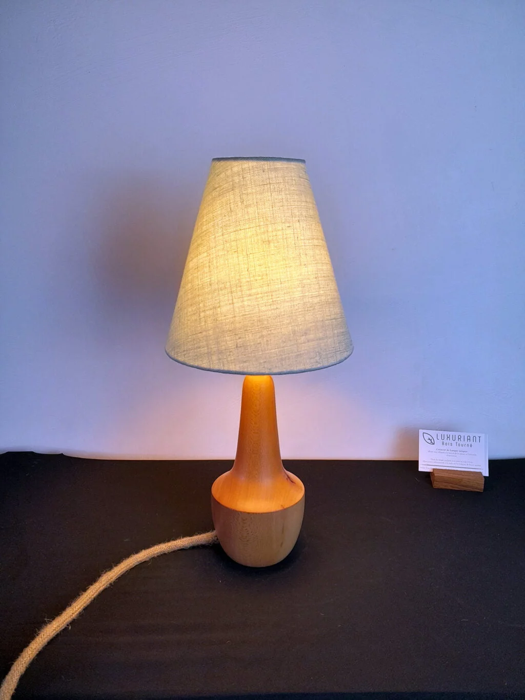Pied de lampe en bois tourné. Pied de lampe artisanal. Pied de lampe de chevet. Luminaire Décoration intérieure Original. Cormier. Design Rustique Élégant Unique chaleureux. Abat-jour en lin français fait-main. Chaleureux élégant luxueux. luxe. polyphane opale, carcasse noire. vert amande.