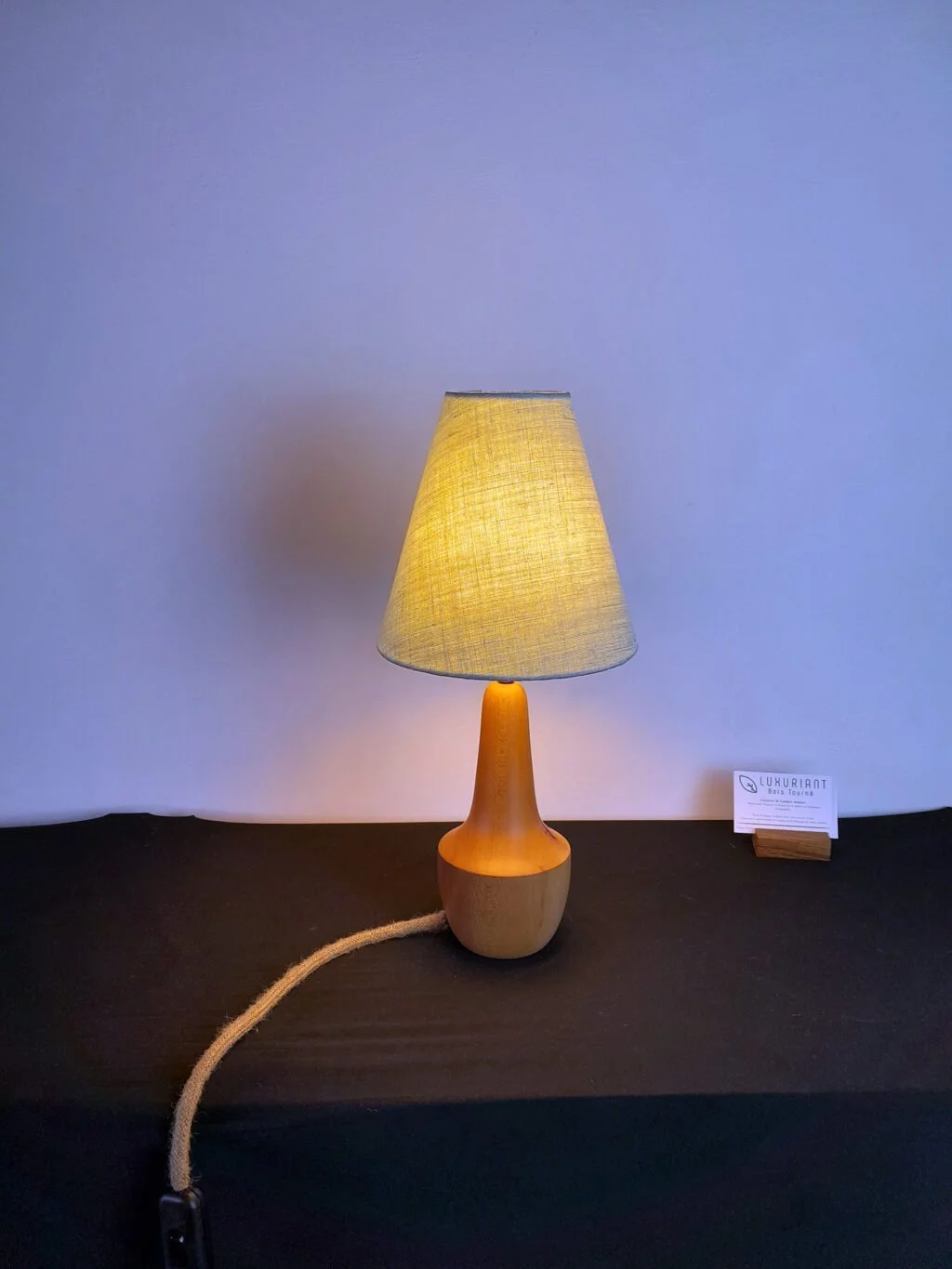 Pied de lampe en bois tourné. Pied de lampe artisanal. Pied de lampe de chevet. Luminaire Décoration intérieure Original. Cormier. Design Rustique Élégant Unique chaleureux. Abat-jour en lin français fait-main. Chaleureux élégant luxueux. luxe. polyphane opale, carcasse noire. vert amande.