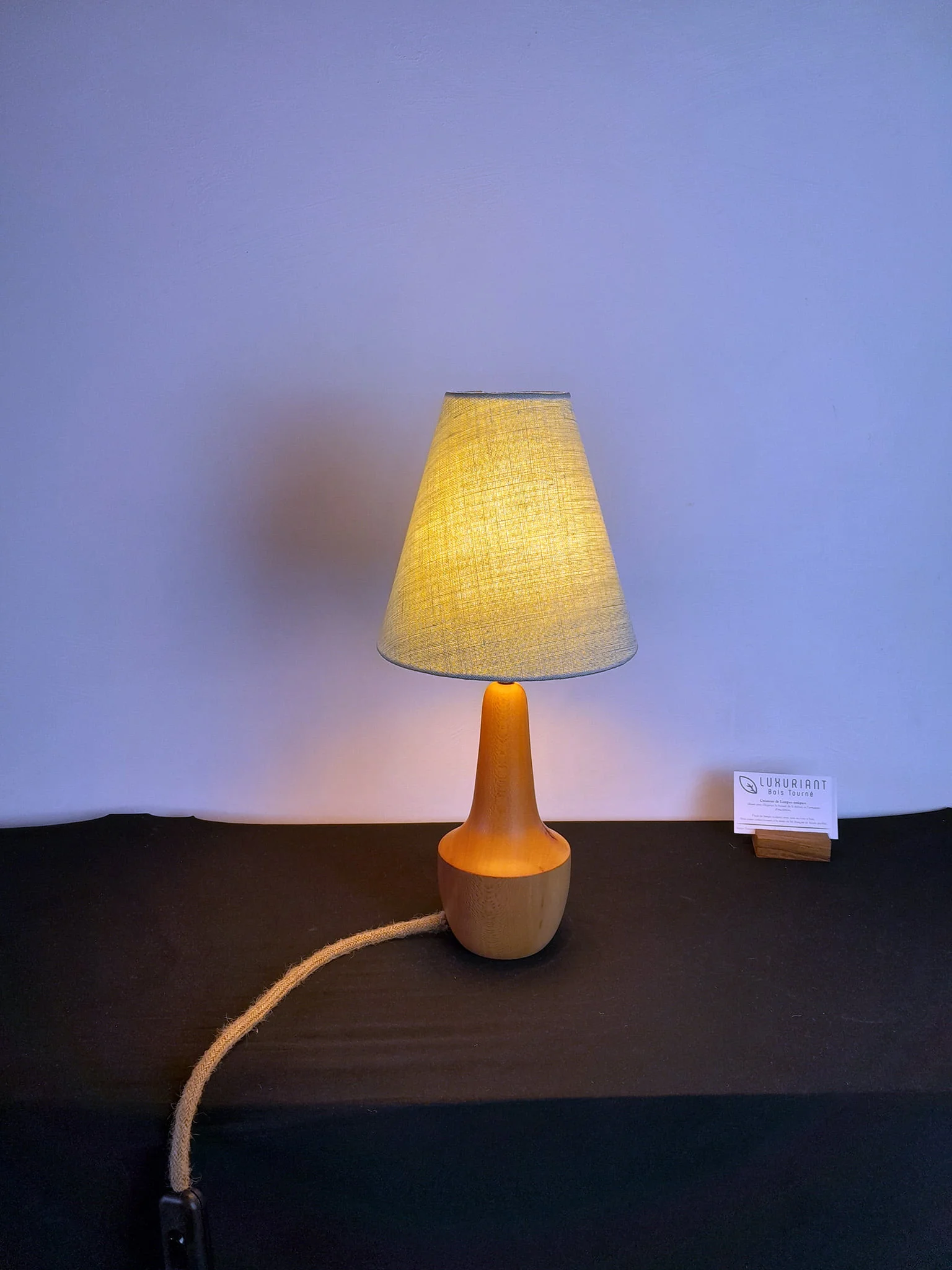 Abat-jour en lin vert amande L17 6 Pied de lampe en bois tourné. Pied de lampe artisanal. Pied de lampe de chevet. Luminaire Décoration intérieure Original. Cormier. Design Rustique Élégant Unique chaleureux. Abat-jour en lin français fait-main. Chaleureux élégant luxueux. luxe. polyphane opale, carcasse noire. vert amande.