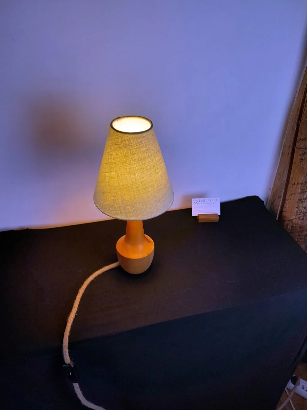 Pied de lampe en bois tourné. Pied de lampe artisanal. Pied de lampe de chevet. Luminaire Décoration intérieure Original. Cormier. Design Rustique Élégant Unique chaleureux. Abat-jour en lin français fait-main. Chaleureux élégant luxueux. luxe. polyphane opale, carcasse noire. vert amande.