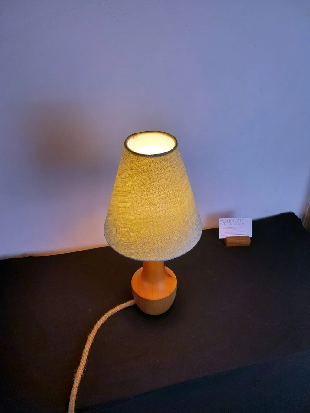 Pied de lampe en bois tourné. Pied de lampe artisanal. Pied de lampe de chevet. Luminaire Décoration intérieure Original. Cormier. Design Rustique Élégant Unique chaleureux. Abat-jour en lin français fait-main. Chaleureux élégant luxueux. luxe. polyphane opale, carcasse noire. vert amande.