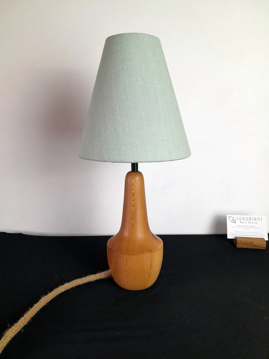 Pied de lampe en bois tourné. Pied de lampe artisanal. Pied de lampe de chevet. Luminaire Décoration intérieure Original. Cormier. Design Rustique Élégant Unique chaleureux. Abat-jour en lin français fait-main. Chaleureux élégant luxueux. luxe. polyphane opale, carcasse noire. vert amande.