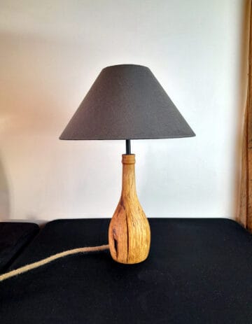 Pied de lampe en bois tourné dans un morceau de hêtre échauffé