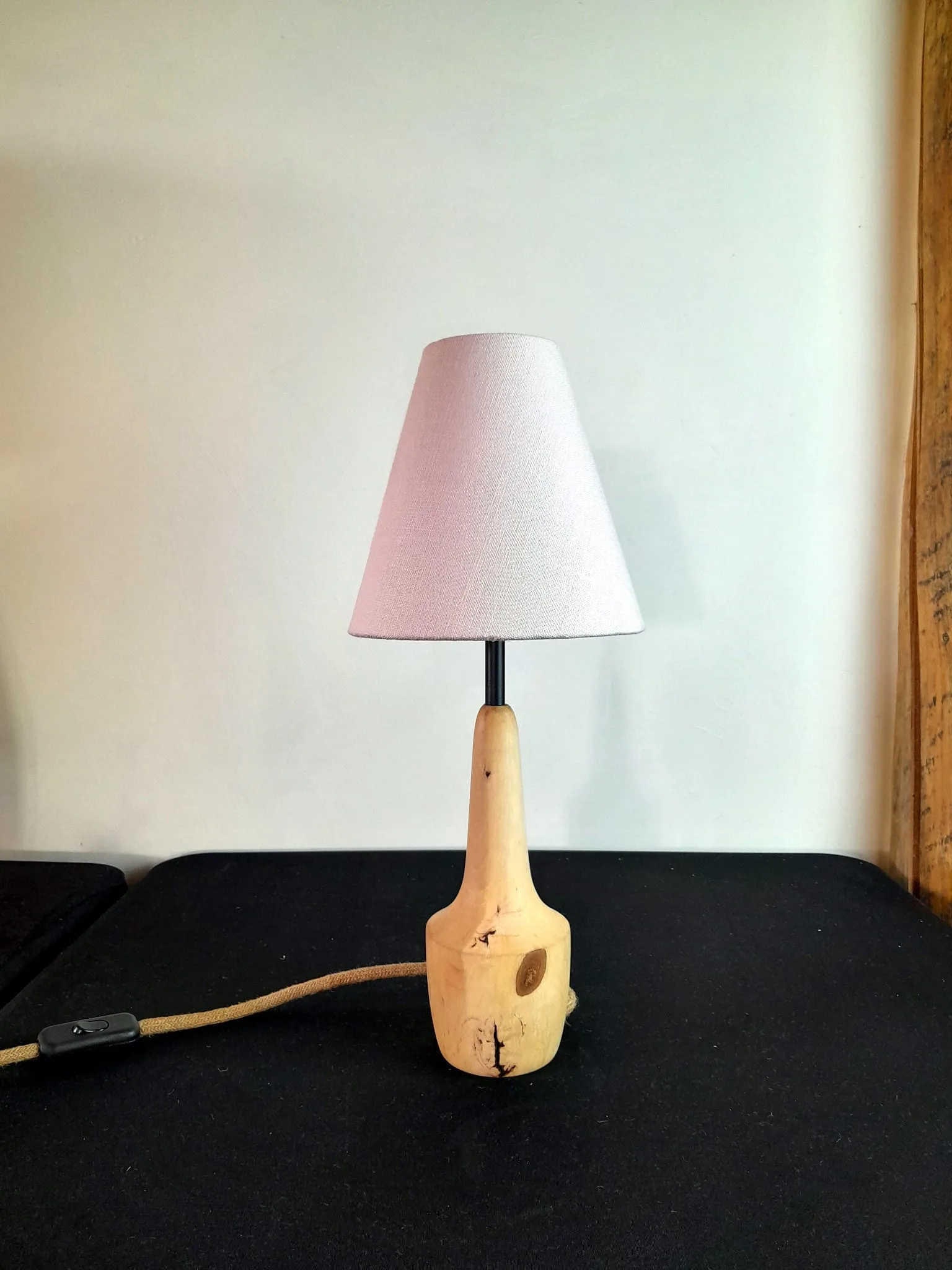 Pied de lampe de chevet en bois tourné dans un morceau de buis
