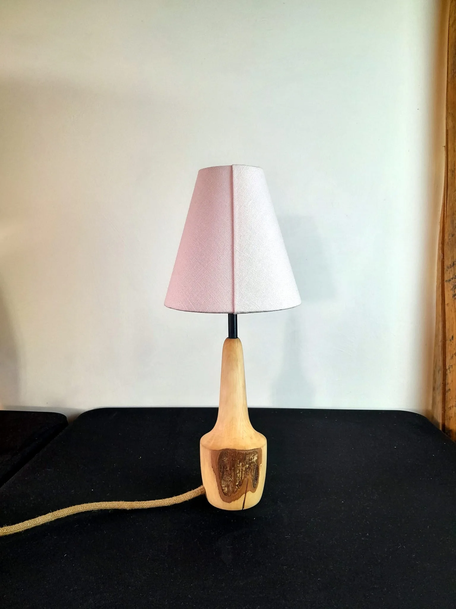 Pied de lampe de chevet en bois tourné dans un morceau de buis