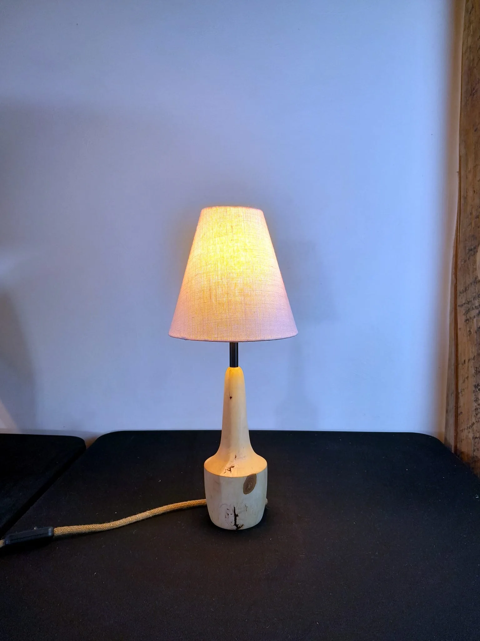 Pied de lampe de chevet en bois tourné dans un morceau de buis