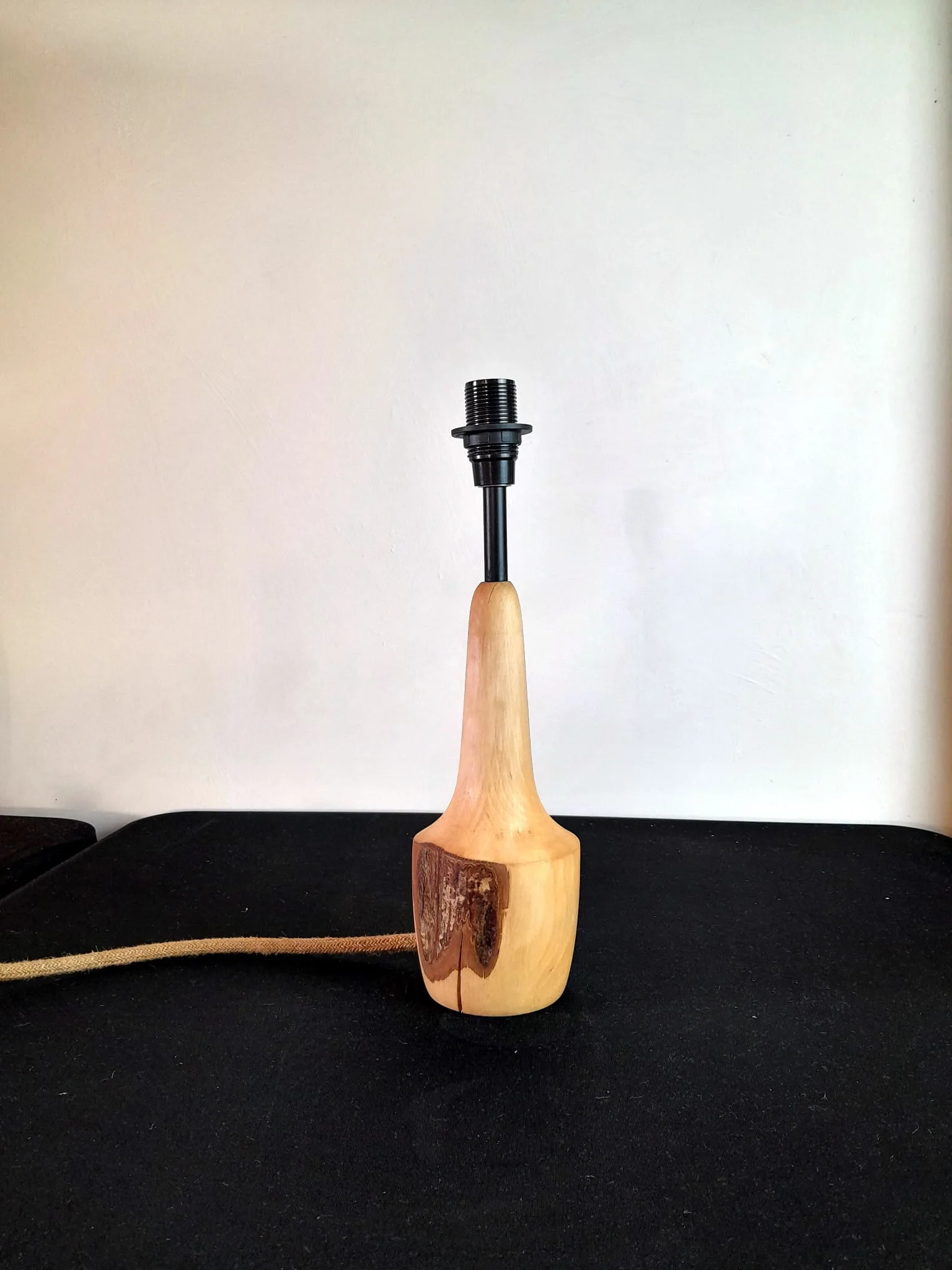 Pied de lampe de chevet en bois tourné dans un morceau de buis