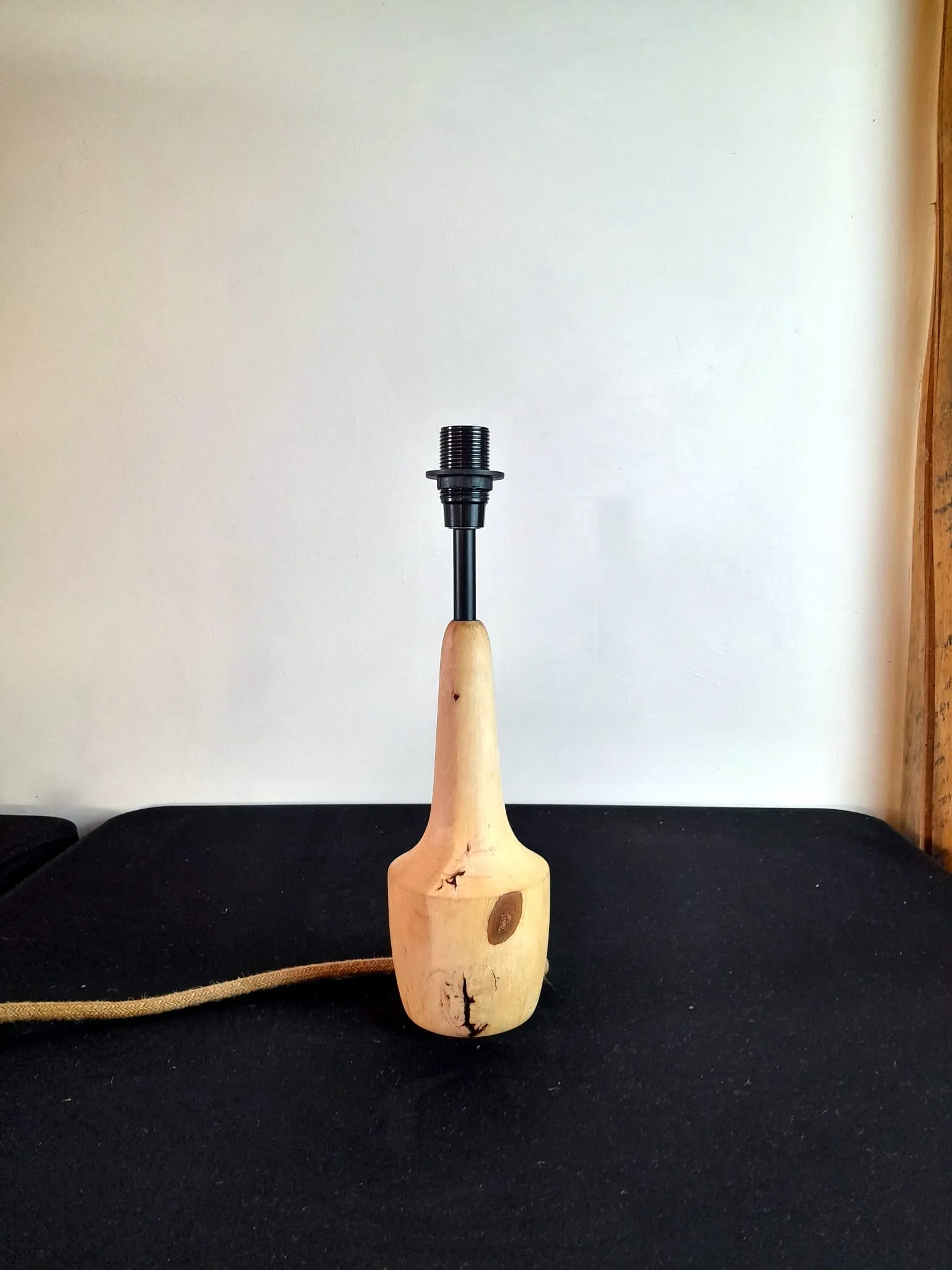 Pied de lampe de chevet en bois tourné dans un morceau de buis