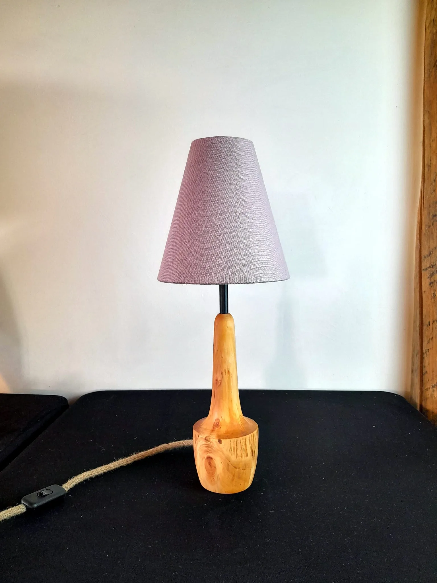 Pied de lampe de chevet n°35 1 Pied de lampe en bois tourné en laurier