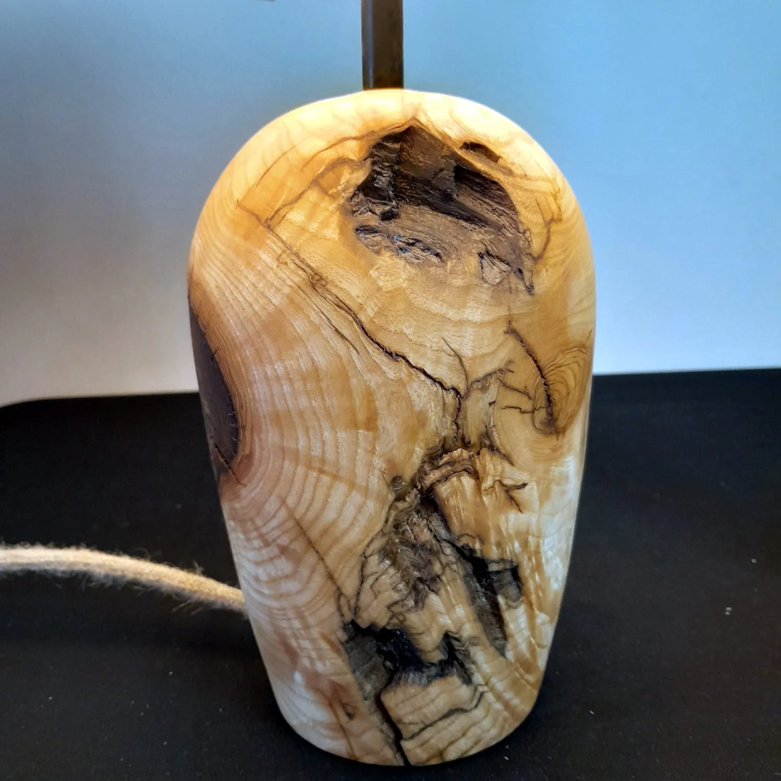 Pied de lampe à poser n°36 2 Pied de lampe en bois tourné dans une loupe de frêne